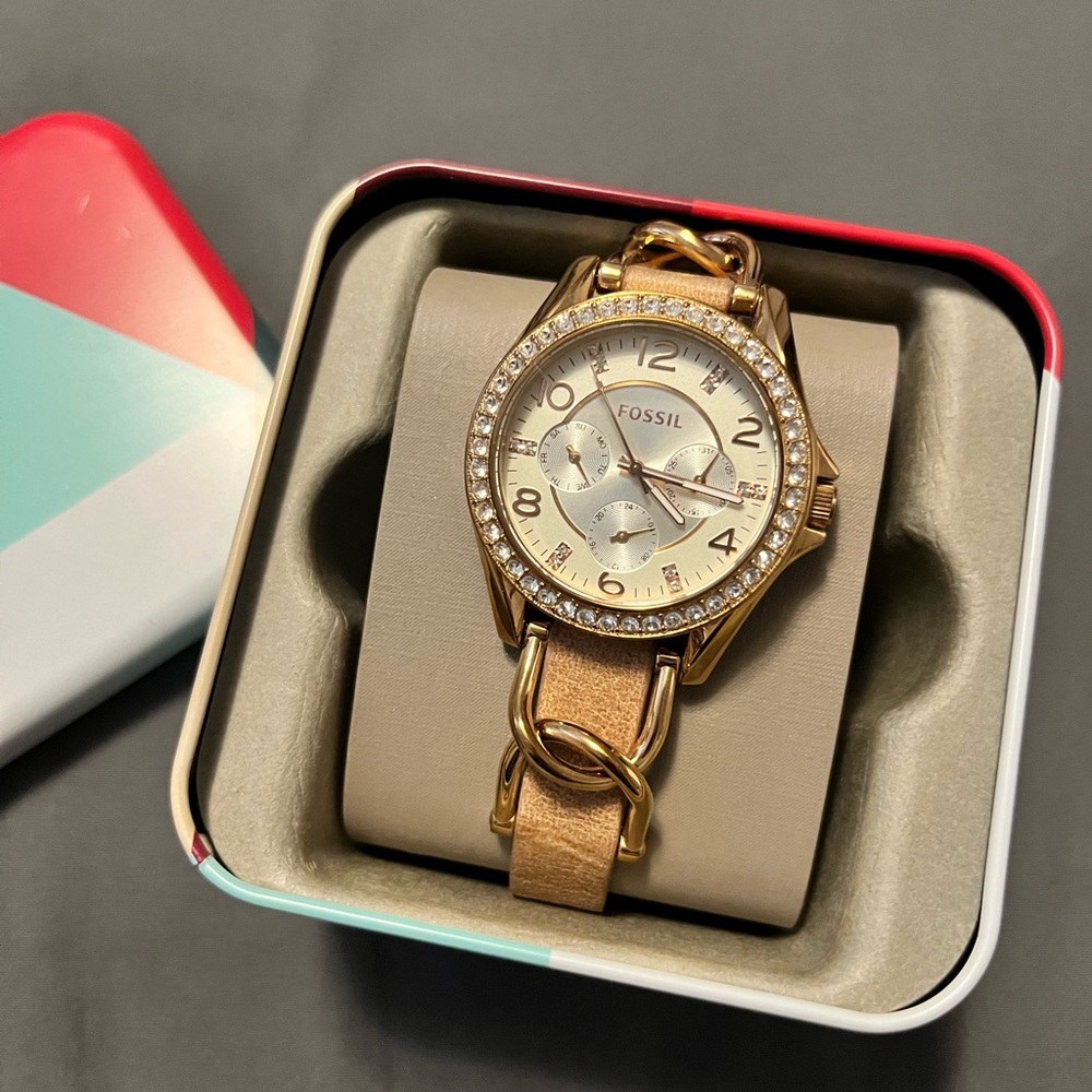 Fossil Women's Riley Quartz Stainless Steel and Leather Watch, Rose Gold & Sand